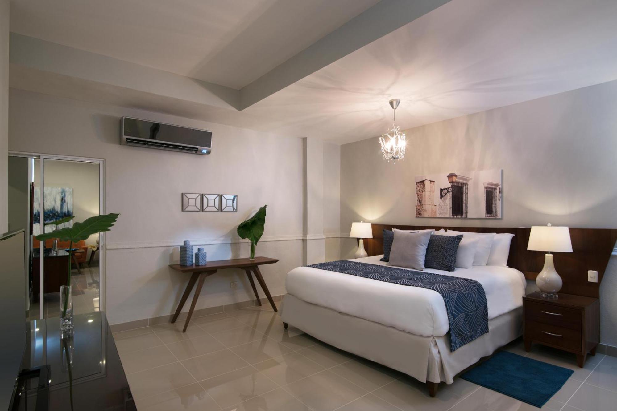Habitación con cama extragrande.